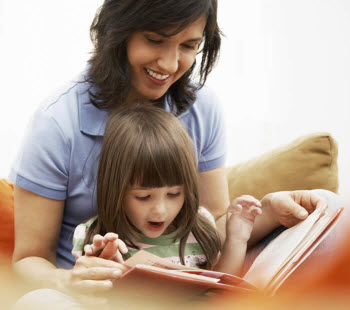 Γονείς που διαβάζουν στα παιδιά τους